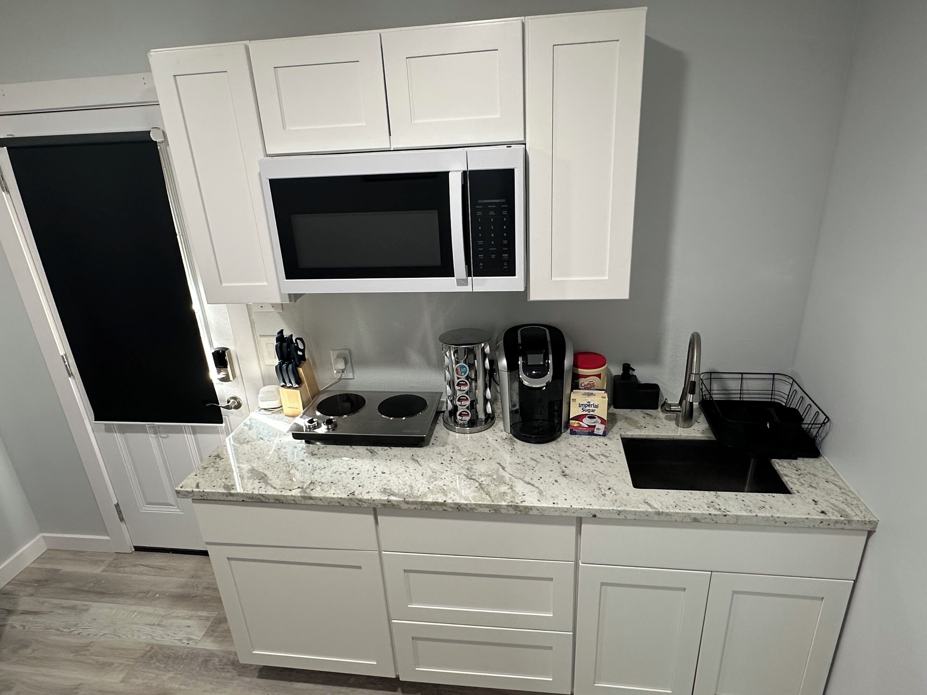 Kühlschrank, Mikrowelle, Wasserkocher mit Kaffee-/Teezubehör, Mixer