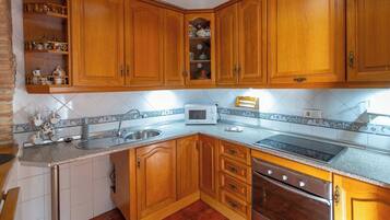 Een koelkast, een magnetron, een oven, een kookplaat