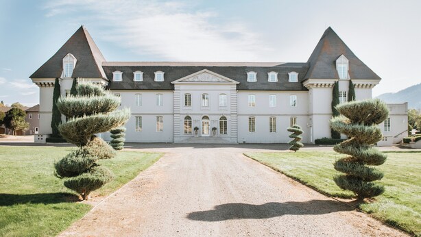 A large, symmetrical building with a central entrance, flanked by two symmetrical towers and a central section with a pediment. - Chateau Herbe - Shakespeare 1 Bedroom Suite w/ Kitchen (Ashland)