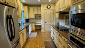 Coffee/tea maker, fridge, oven, dishwasher - Chateau Herbe - Shakespeare 1 Bedroom Suite w/ Kitchen (Ashland)