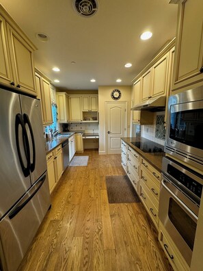 Fridge, oven, dishwasher, coffee/tea maker - Chateau Herbe - Shakespeare 1 Bedroom Suite w/ Kitchen (Ashland)