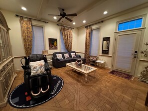 Interior - Chateau Herbe - Shakespeare 1 Bedroom Suite w/ Kitchen (Ashland)