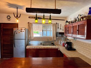 Réfrigérateur, micro-ondes, plaque de cuisson, cafetière/bouilloire