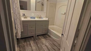 Douche, serviettes fournies, savon, papier toilette