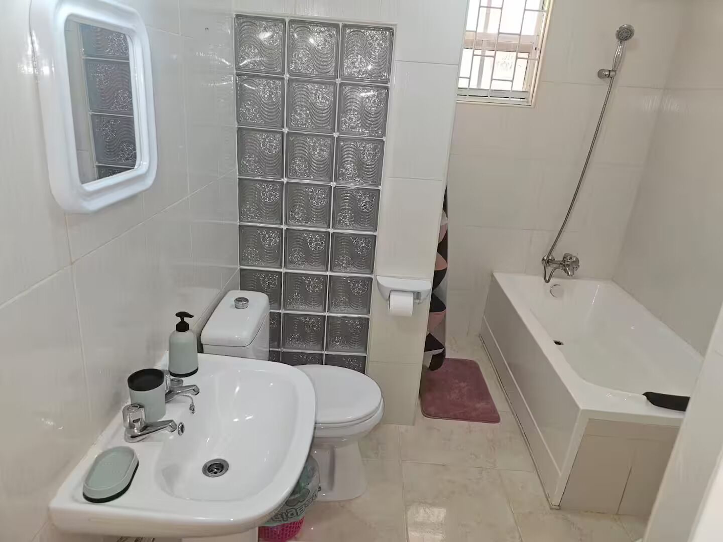 Ein Badezimmer mit Waschbecken, Toilette und Badewanne.