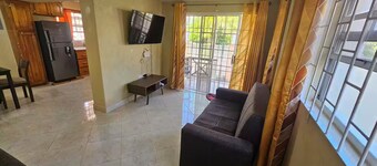 Peaceful 2-bedroom downstairs apartment walking distance to the airport.