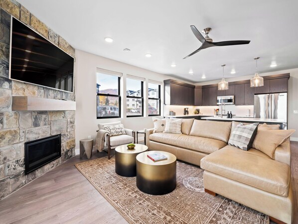 Televisie, een open haard en een kantoor