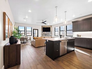 Téléviseur, foyer, bureau