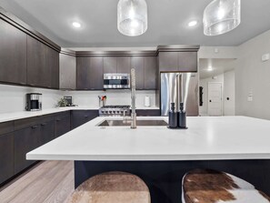 Réfrigérateur, four à micro-ondes, un four, surface de cuisson