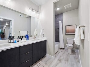 Een douche, een haardroger, handdoeken