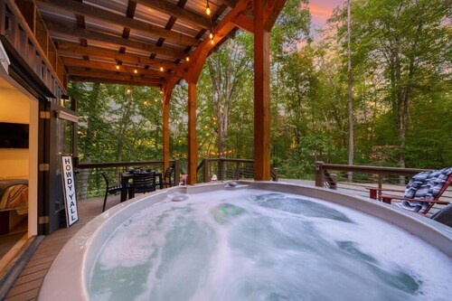 Charming cabin with hot tub, grill, firepit and patio in peaceful Blue Ridge