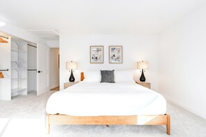 6 chambres, bureau, fer et planche à repasser, lit parapluie