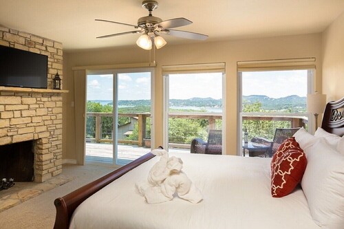 Panoramic Views in Spacious, Comfortable Style!