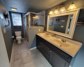 Shower, hair dryer, towels - Shabby Chic Remodel by the Lake! (Canyon Lake)