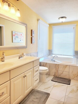 Shower, hair dryer, towels - 2nd-Story Covered Deck with Lake View - 2 Kings, 3 Queens! (Canyon Lake)