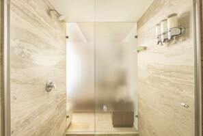 Kostenlose Toilettenartikel, Haartrockner, Handtücher, Seife