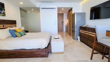 Een strijkplank/strijkijzer, gratis wifi, beddengoed