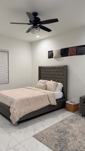 2 chambres, coffres-forts dans les chambres, fer et planche à repasser