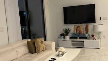 Smart-TV, Kamin, Bücher, Musikbibliothek