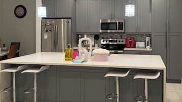 Kjøleskap, mikrobølgeovn, ovn og kokeplater