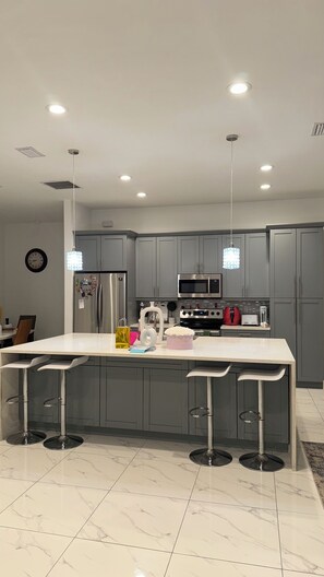 Refrigerador, microondas, horno, placa de cocina