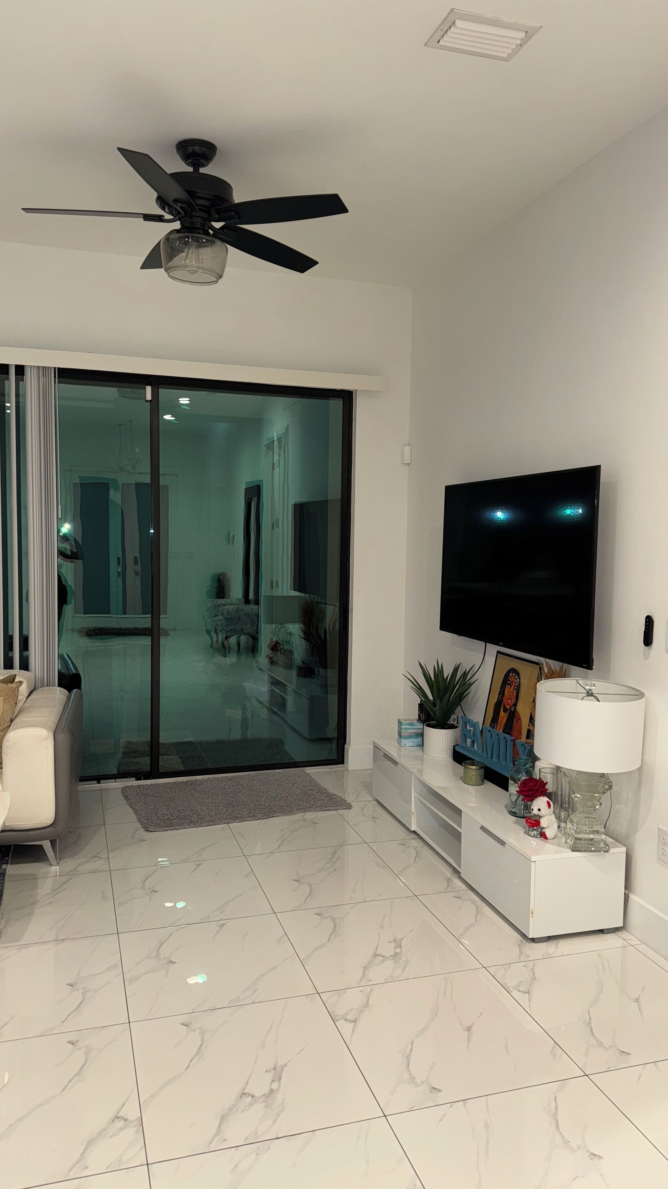 Smart-TV, peis, bøker og musikkbibliotek