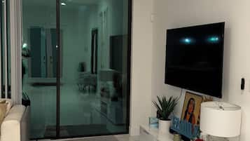 Smart-TV, peis, bøker og musikkbibliotek