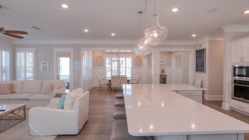 Coconut Cove by Avantstay Deck w/ Hot Tub, Access to 2 Pools