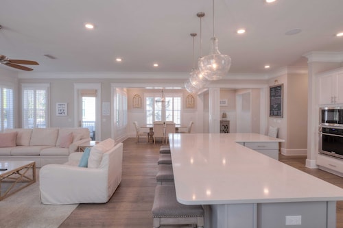 Coconut Cove by Avantstay Deck w/ Hot Tub, Access to 2 Pools