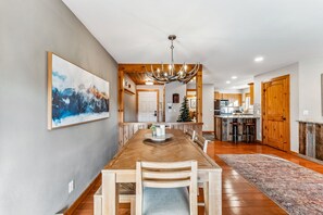 Dining - Ski-In/Walk-Out, Garage Parking, 2/2.5, Prime Location, Walk to Main and Lift (Breckenridge)