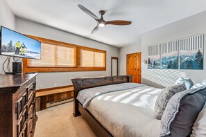 2 Schlafzimmer, Schreibtisch, Bügeleisen/Bügelbrett, Reisekinderbett