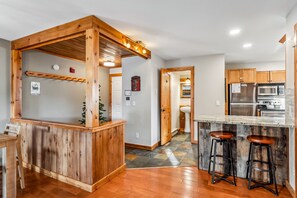 Interior - Ski-In/Walk-Out, Garage Parking, 2/2.5, Prime Location, Walk to Main and Lift (Breckenridge)