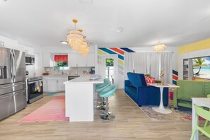 冷蔵庫、電子レンジ、オーブン、コンロ