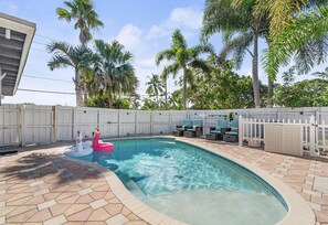 Una piscina al aire libre, una piscina climatizada