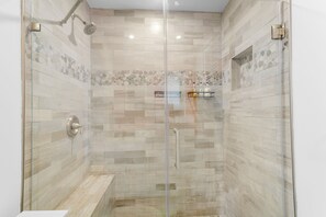 Douche, articles de toilette écologiques, sèche-cheveux, bidet