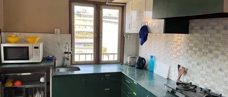 Microondas, horno, placa de cocina