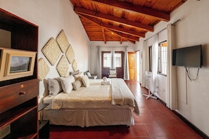 5 bedrooms, WiFi, bed sheets