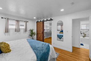 3 bedrooms, desk, iron/ironing board, free WiFi