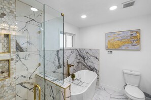 Shower, hair dryer, towels, soap - Relax in Style - Modern 3-Bedroom Home with all the Amenities (Denver)