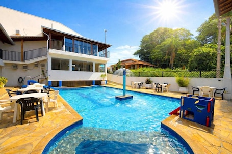 Cascada en la piscina. Hotel Picadão Eventos