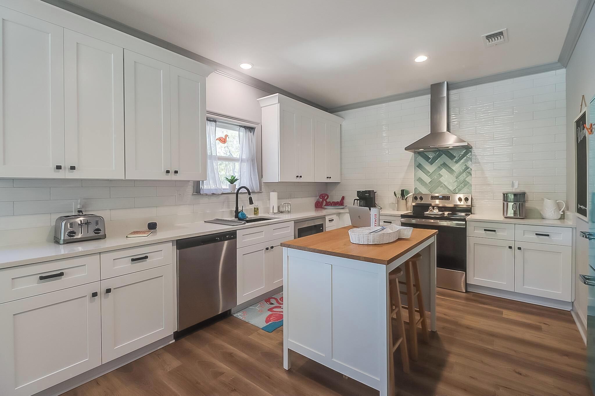 Four à micro-ondes, un four, surface de cuisson, lave-vaisselle