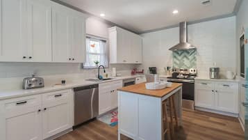 Four à micro-ondes, un four, surface de cuisson, lave-vaisselle