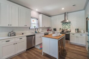 Mikrovågsugn, ugn, spishäll och diskmaskin