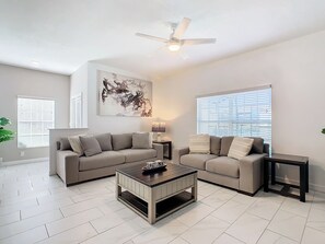 Smart TV - ✨ 5BR/4BA Townhouse w/ Private Pool, Themed Rooms & Resort Pools, Lazy River | 10 Minutes to Disney (Kissimmee)