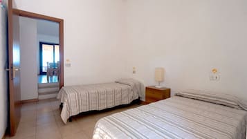 2 Schlafzimmer, Reisekinderbett