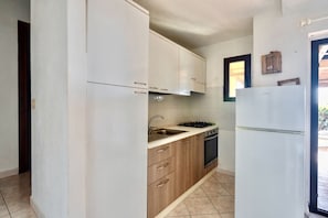 Fridge, oven, stovetop, cookware/dishes/utensils