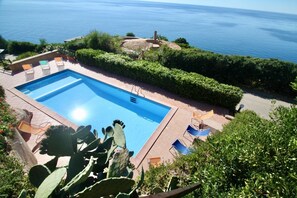 A heated pool - On the stretch of coast between Santa Teresa di Gallura and Isola Rossa, in the north of Sardinia, lies the Costa Paradiso residential complex. The resort of Costa Paradiso is an oasis of tranquillity overlooking an <b>unspoilt natural landscape</b> and  (Trinita' d'Agultu e Vignola)
