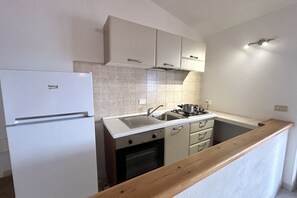 Réfrigérateur, four, plaque de cuisson, grille-pain