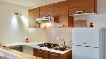 Réfrigérateur, four, plaque de cuisson, grille-pain