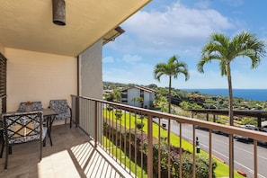 Outdoor dining - 🌴Beautiful condo located at higher elevations, Expansive Ocean Views🌴 (Holualoa)